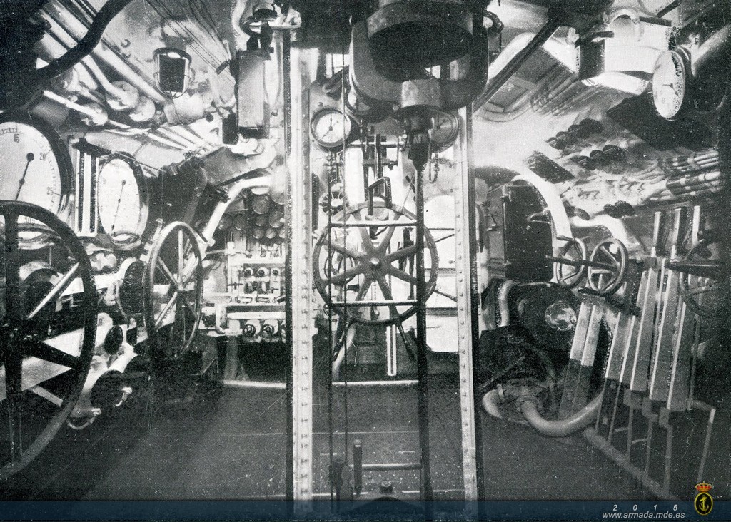 Cámara de maniobra o ‘Central’ de un submarino clase ‘B’. A la izquierda los timones de profundidad con los manómetros y clinómetros, al fondo el timón de dirección.